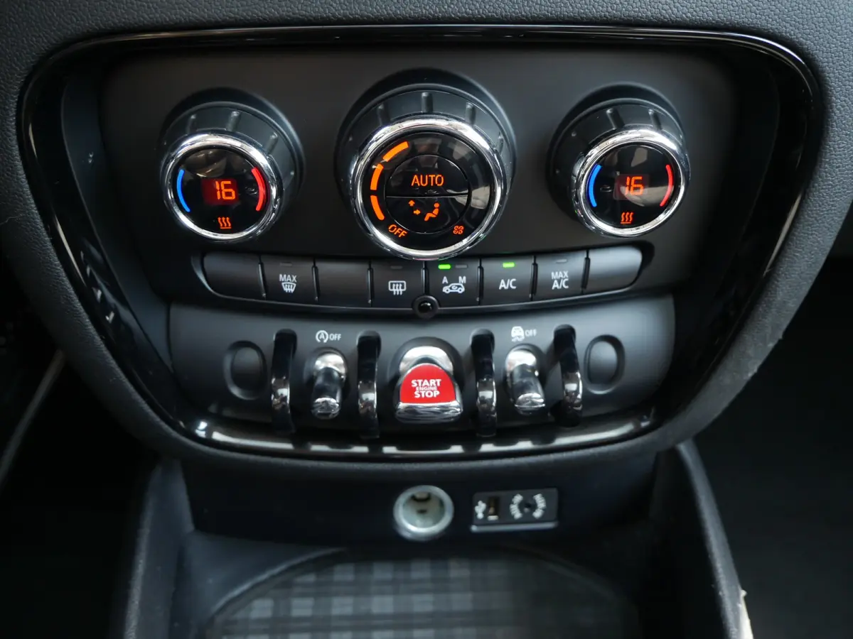 1.5 Automaat Salt | Panorama dak | Navigatie | PDC | 17"inch |