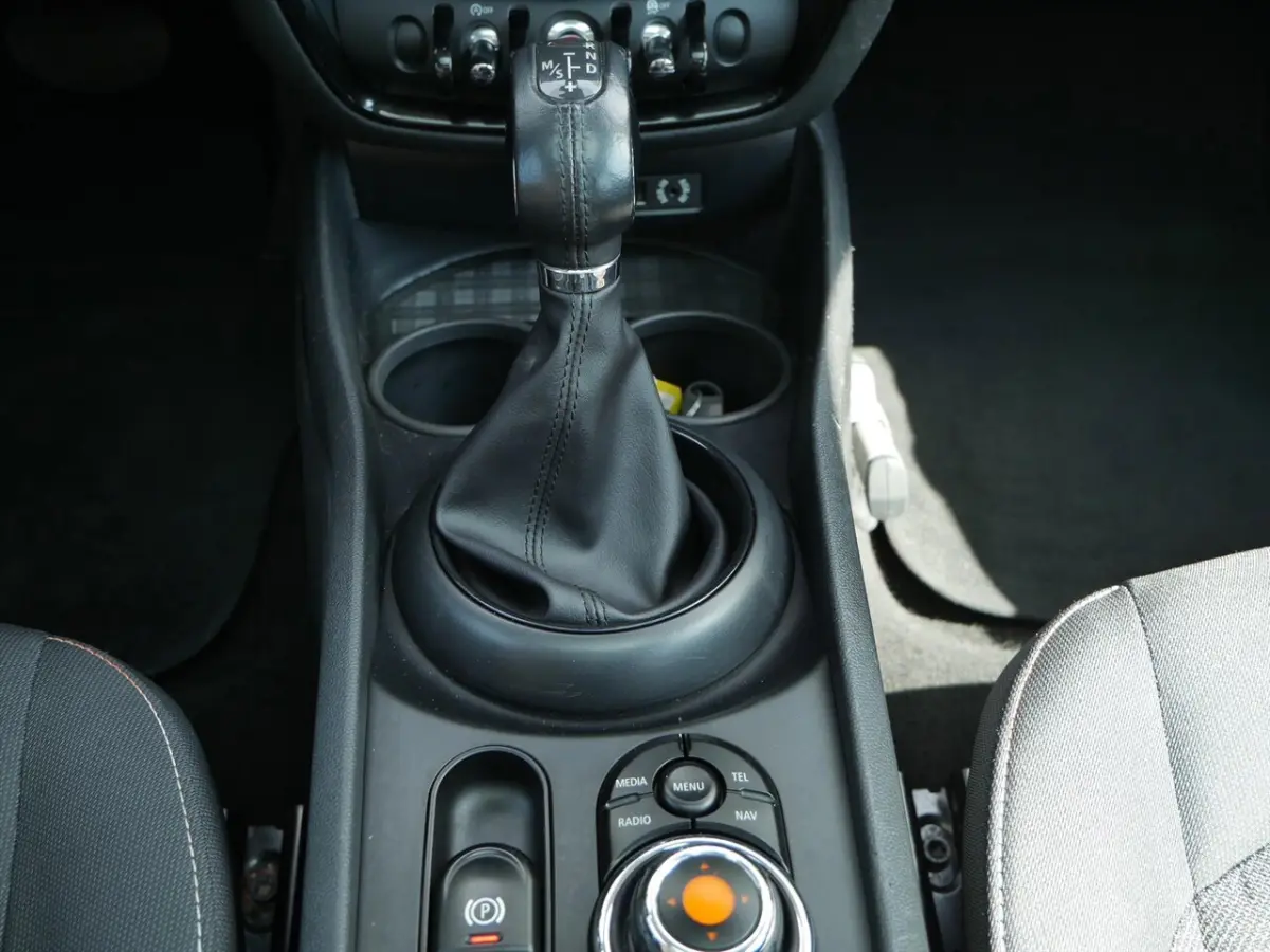1.5 Automaat Salt | Panorama dak | Navigatie | PDC | 17"inch |