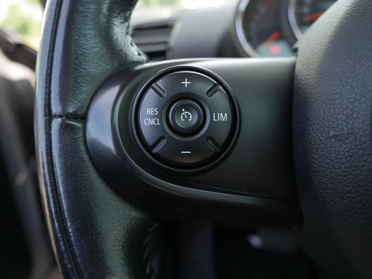 1.5 Automaat Salt | Panorama dak | Navigatie | PDC | 17"inch |