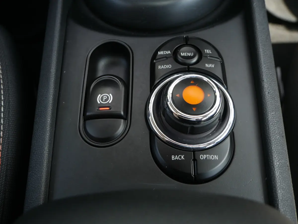 1.5 Automaat Salt | Panorama dak | Navigatie | PDC | 17"inch |