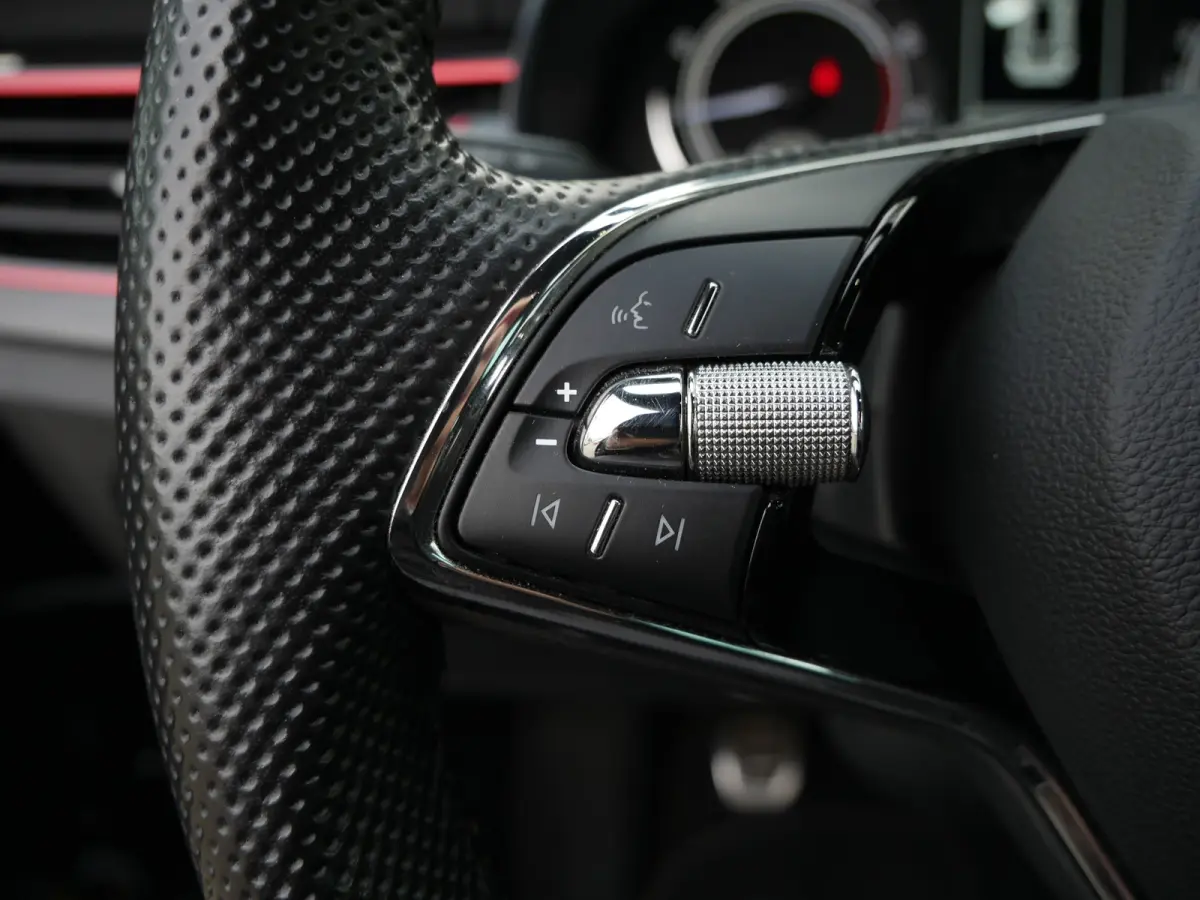 1.0 TSI Sport Business | Stoelverwarming | Apple Carplay/Android Auto