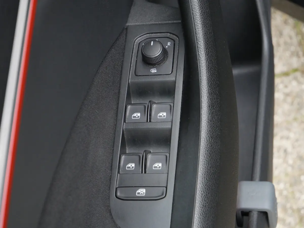 1.0 TSI Sport Business | Stoelverwarming | Apple Carplay/Android Auto