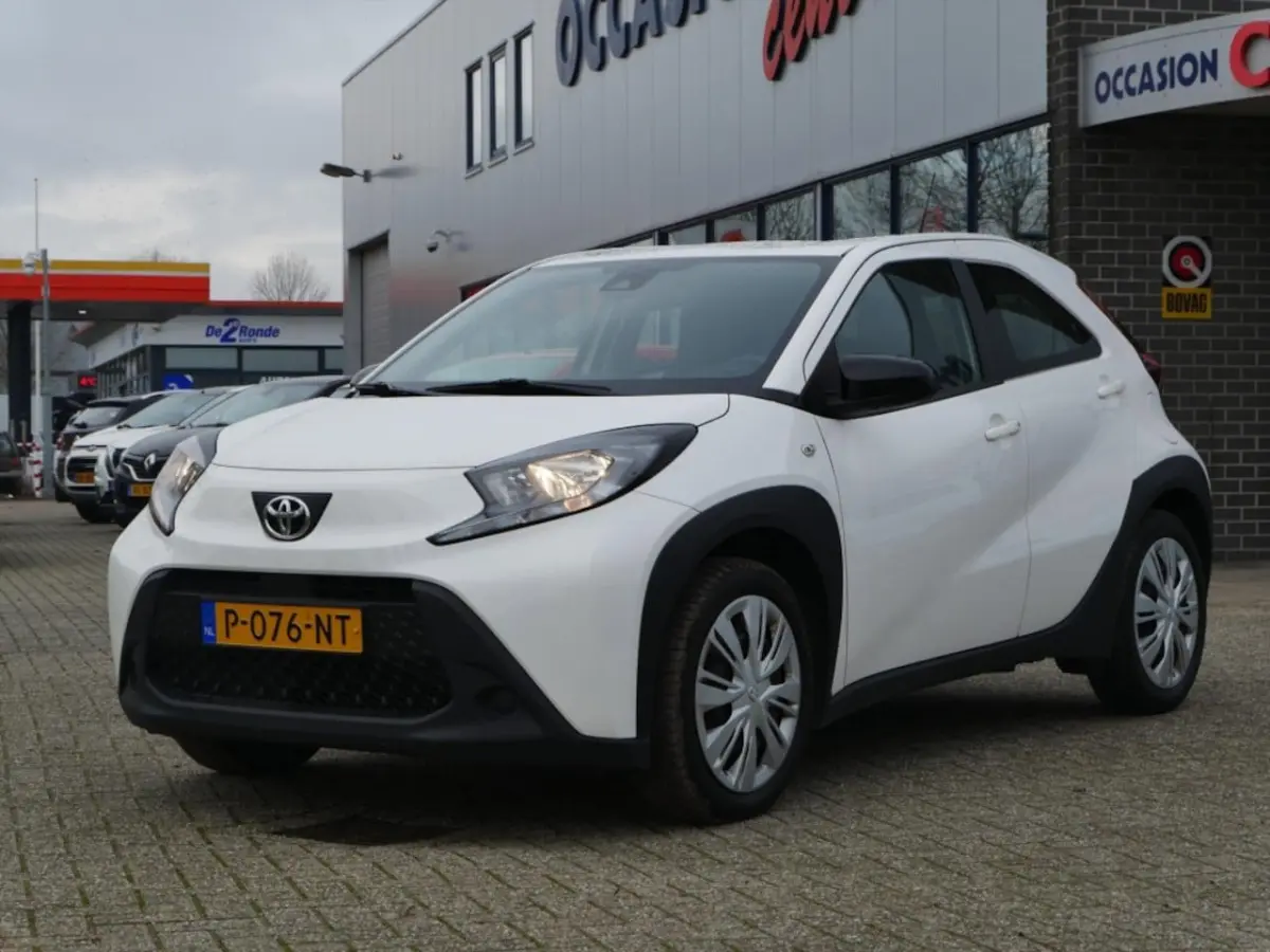 1.0 VVT-i MT Play | Carplay | Camera |