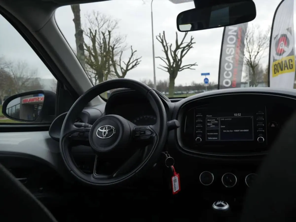 1.0 VVT-i MT Play | Carplay | Camera |