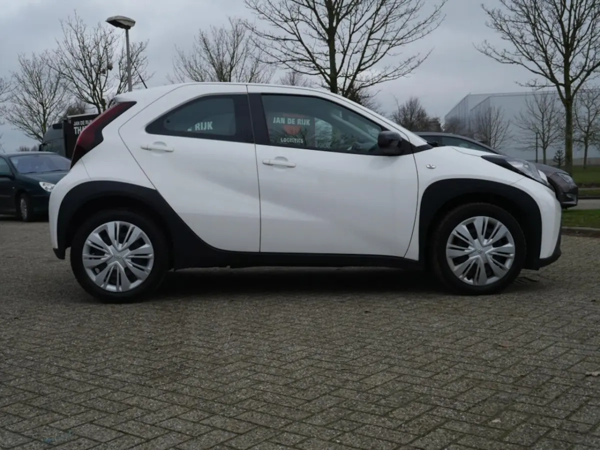 1.0 VVT-i MT Play | Carplay | Camera |