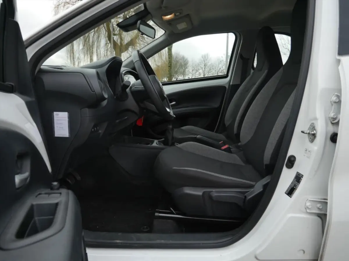 1.0 VVT-i MT Play | Carplay | Camera |