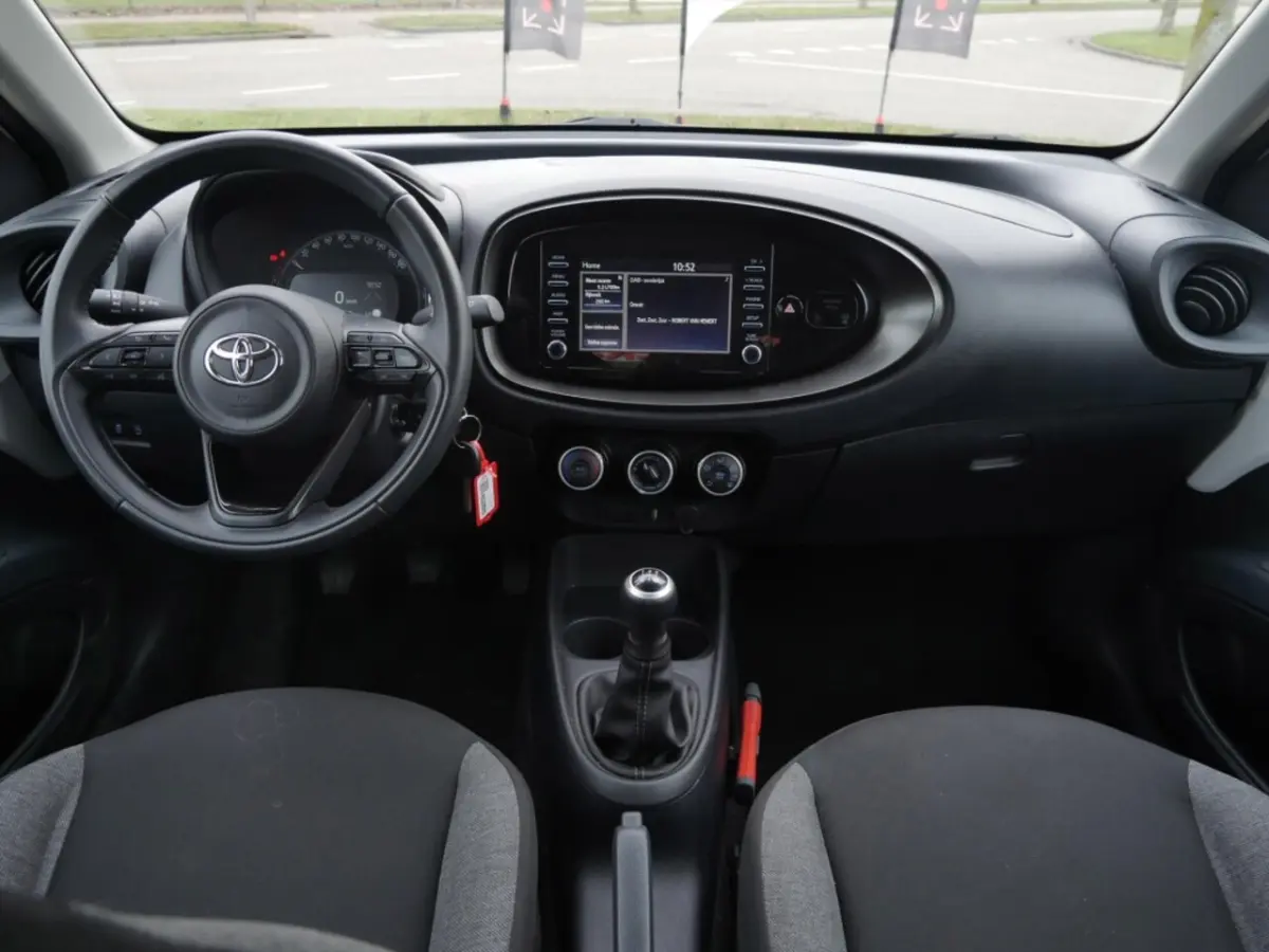 1.0 VVT-i MT Play | Carplay | Camera |
