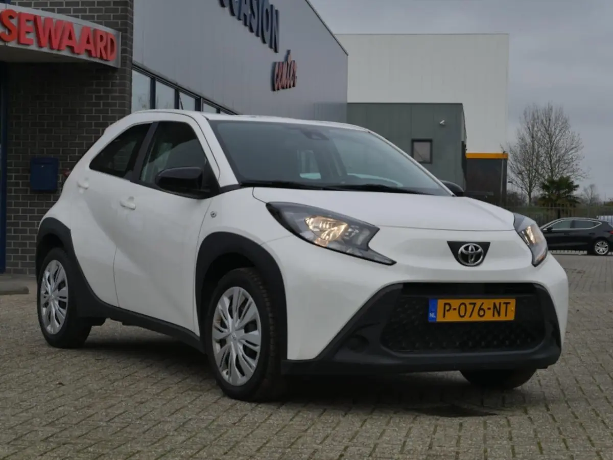 1.0 VVT-i MT Play | Carplay | Camera |