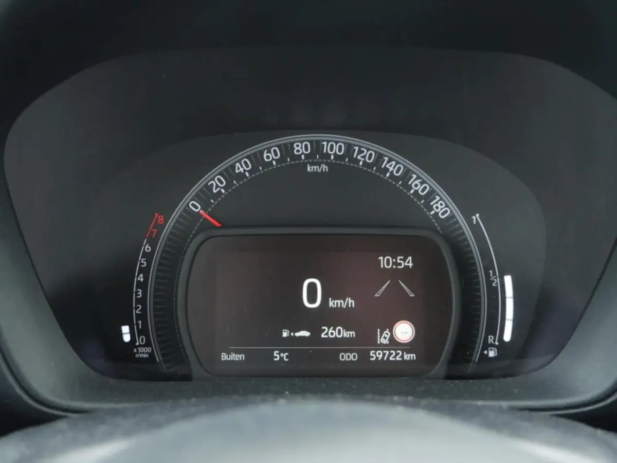 1.0 VVT-i MT Play | Carplay | Camera |