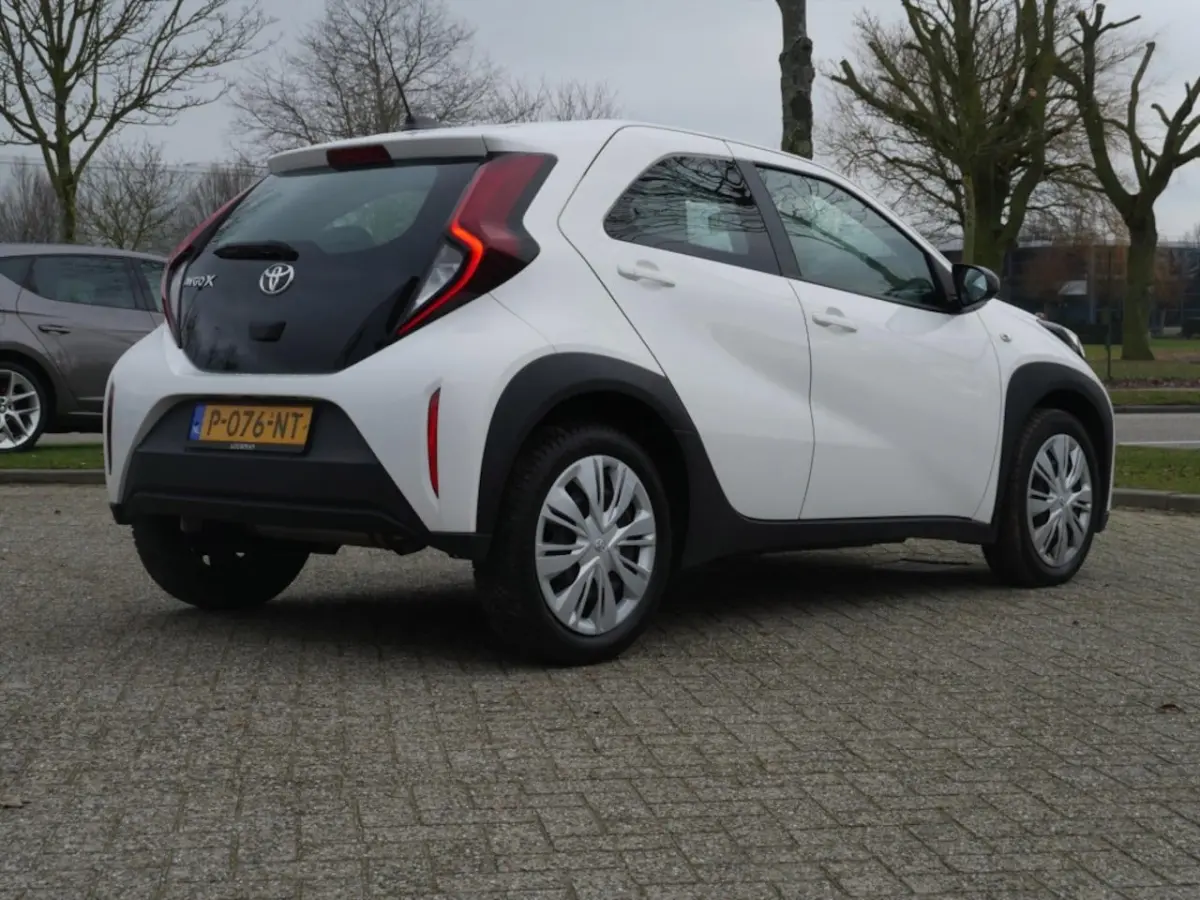 1.0 VVT-i MT Play | Carplay | Camera |