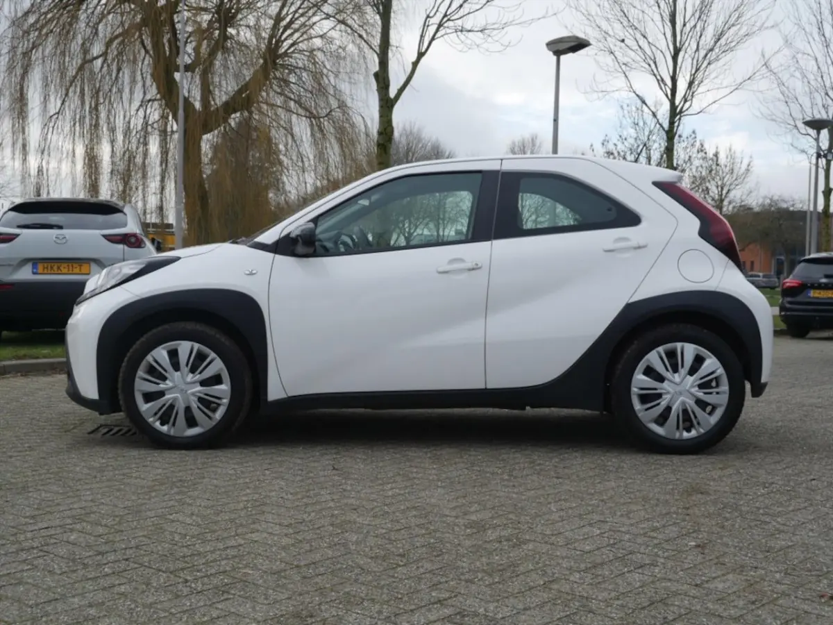 1.0 VVT-i MT Play | Carplay | Camera |