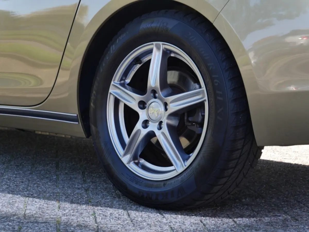 1.2 PureTech Blue Lease Premium
