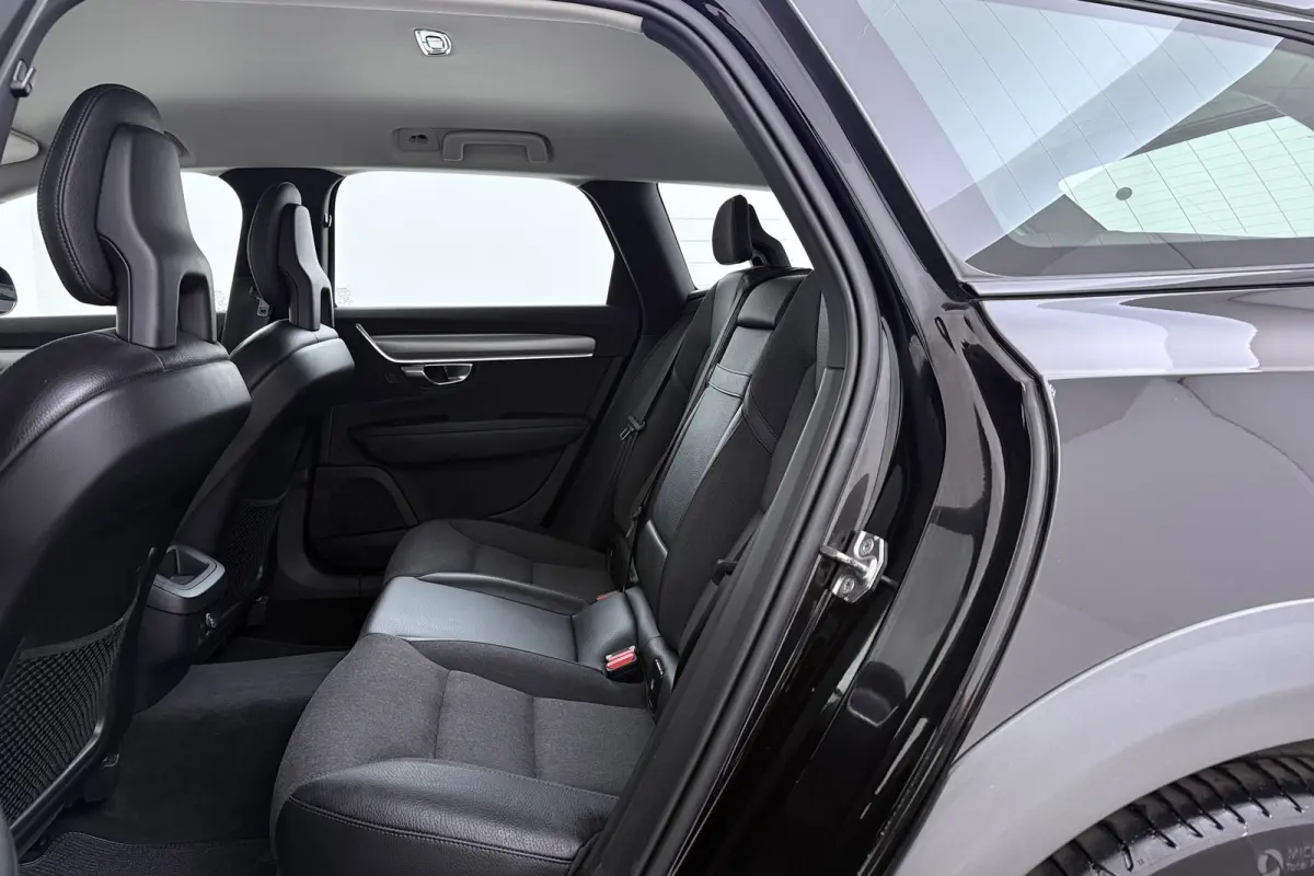 2.0 T5 Pro | Uitklap Trekhaak | Dealer Ond. | Stoelverwarming V+A | CarPlay | Adap. Cruise | Camera |