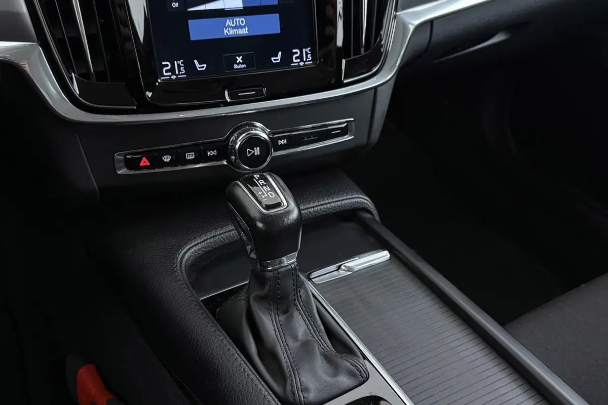 2.0 T5 Pro | Uitklap Trekhaak | Dealer Ond. | Stoelverwarming V+A | CarPlay | Adap. Cruise | Camera |