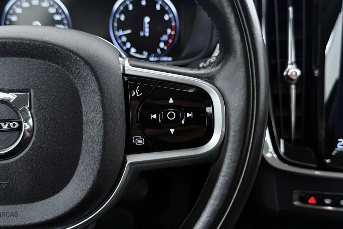 2.0 T5 Pro | Uitklap Trekhaak | Dealer Ond. | Stoelverwarming V+A | CarPlay | Adap. Cruise | Camera |