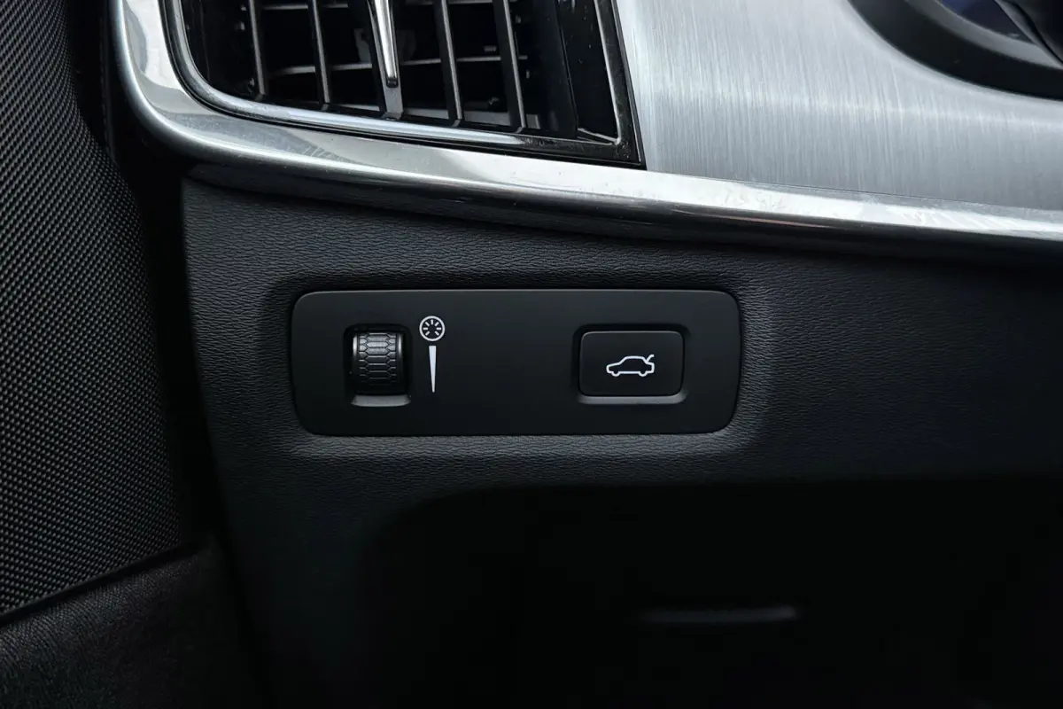 2.0 T5 Pro | Uitklap Trekhaak | Dealer Ond. | Stoelverwarming V+A | CarPlay | Adap. Cruise | Camera |