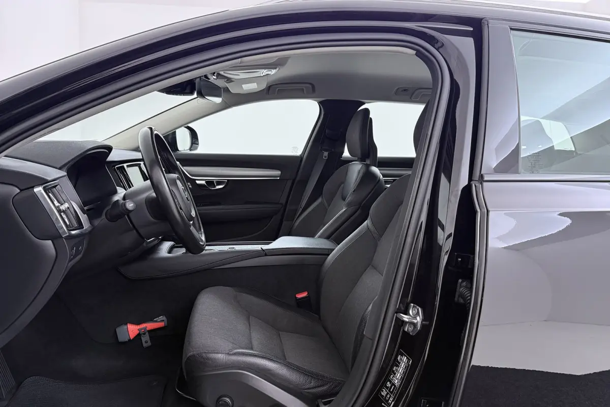 2.0 T5 Pro | Uitklap Trekhaak | Dealer Ond. | Stoelverwarming V+A | CarPlay | Adap. Cruise | Camera |