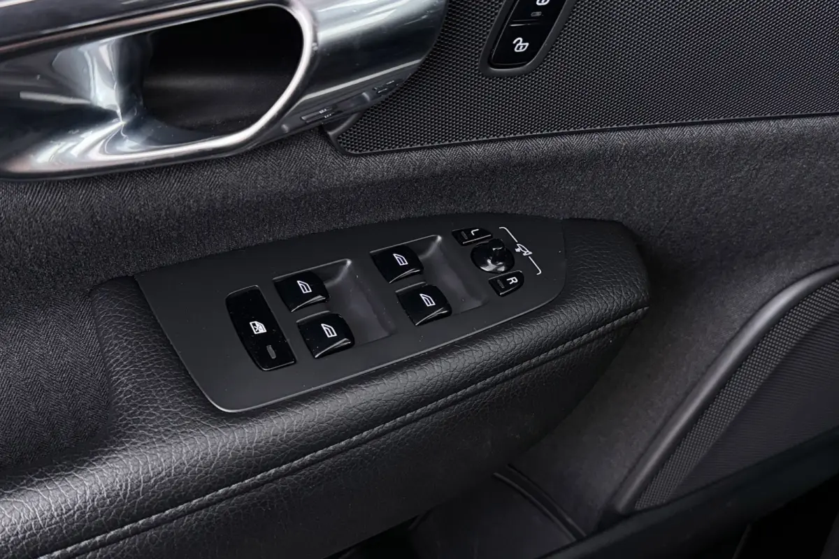 2.0 T5 Pro | Uitklap Trekhaak | Dealer Ond. | Stoelverwarming V+A | CarPlay | Adap. Cruise | Camera |