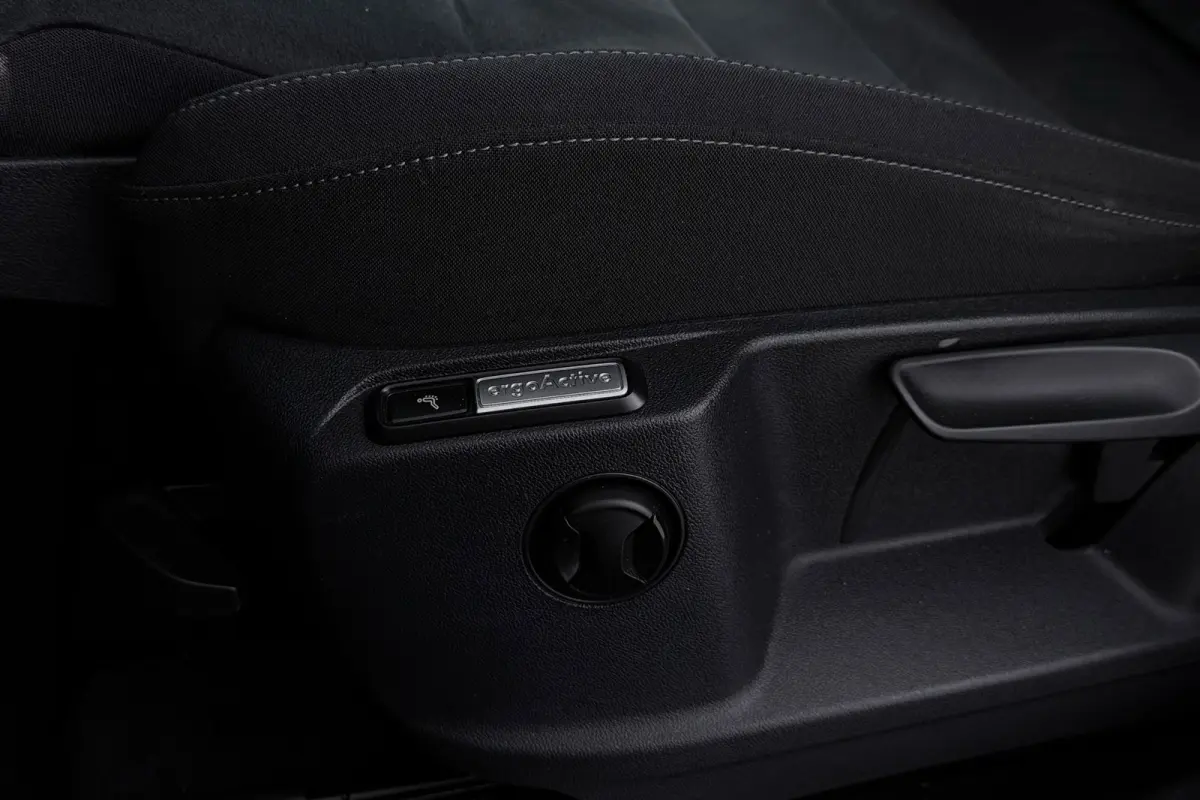 1.4 TSI Connected Series | Uitklap Trekhaak | Panoramadak | Dealer Ond. | CarPlay | Stoelverwarming |