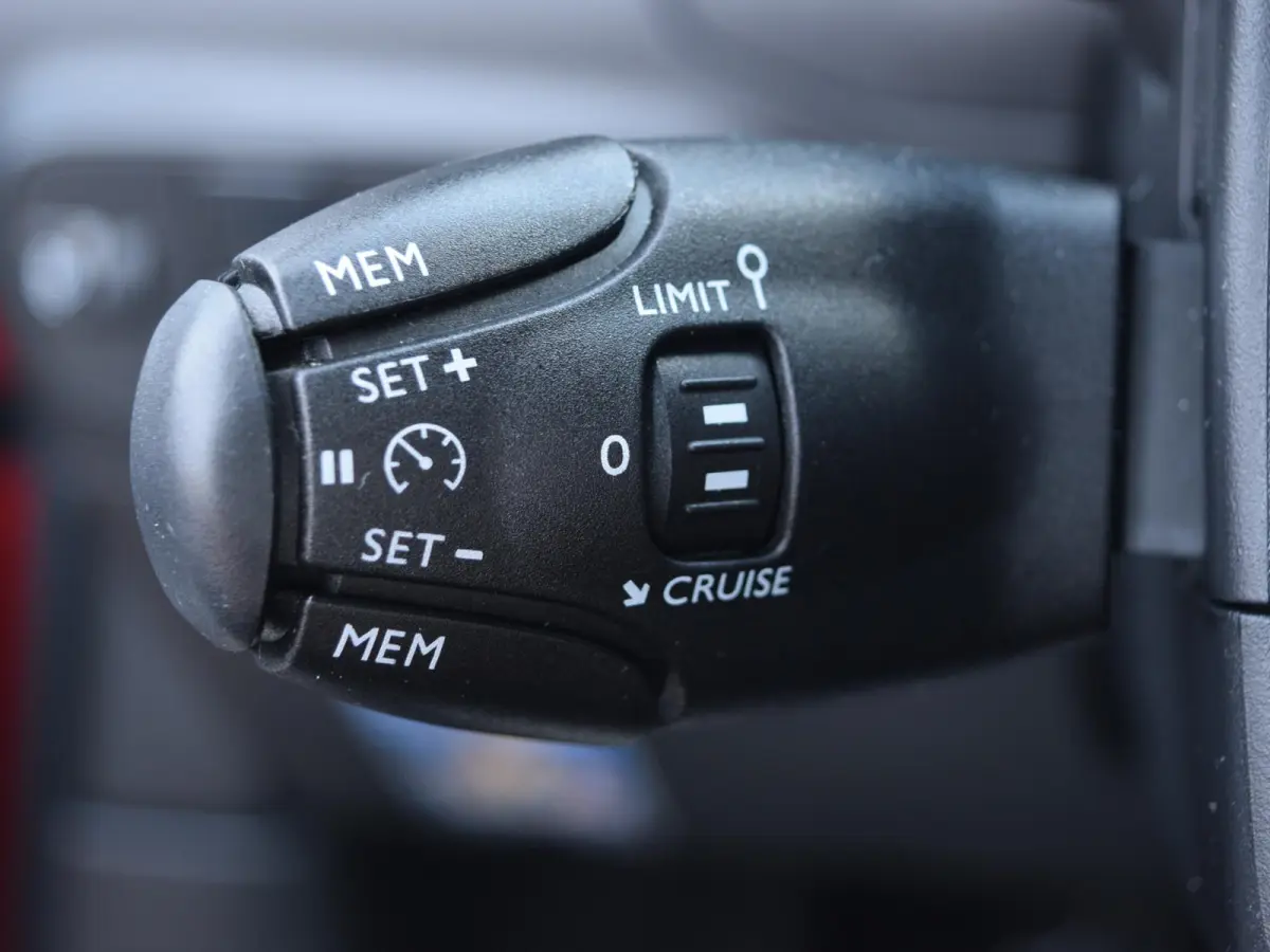 1.2 PureTech Plus l Navigatie l Apple Carplay/Android Autol Parkeerhulp l Cruisecontrol
