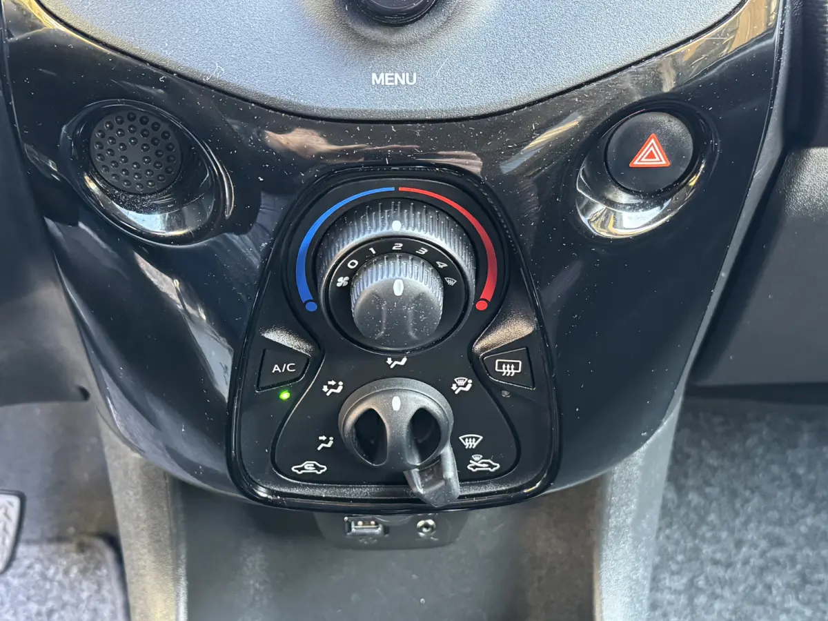 1.0 VTi Feel 5drs Automaat Airco Led