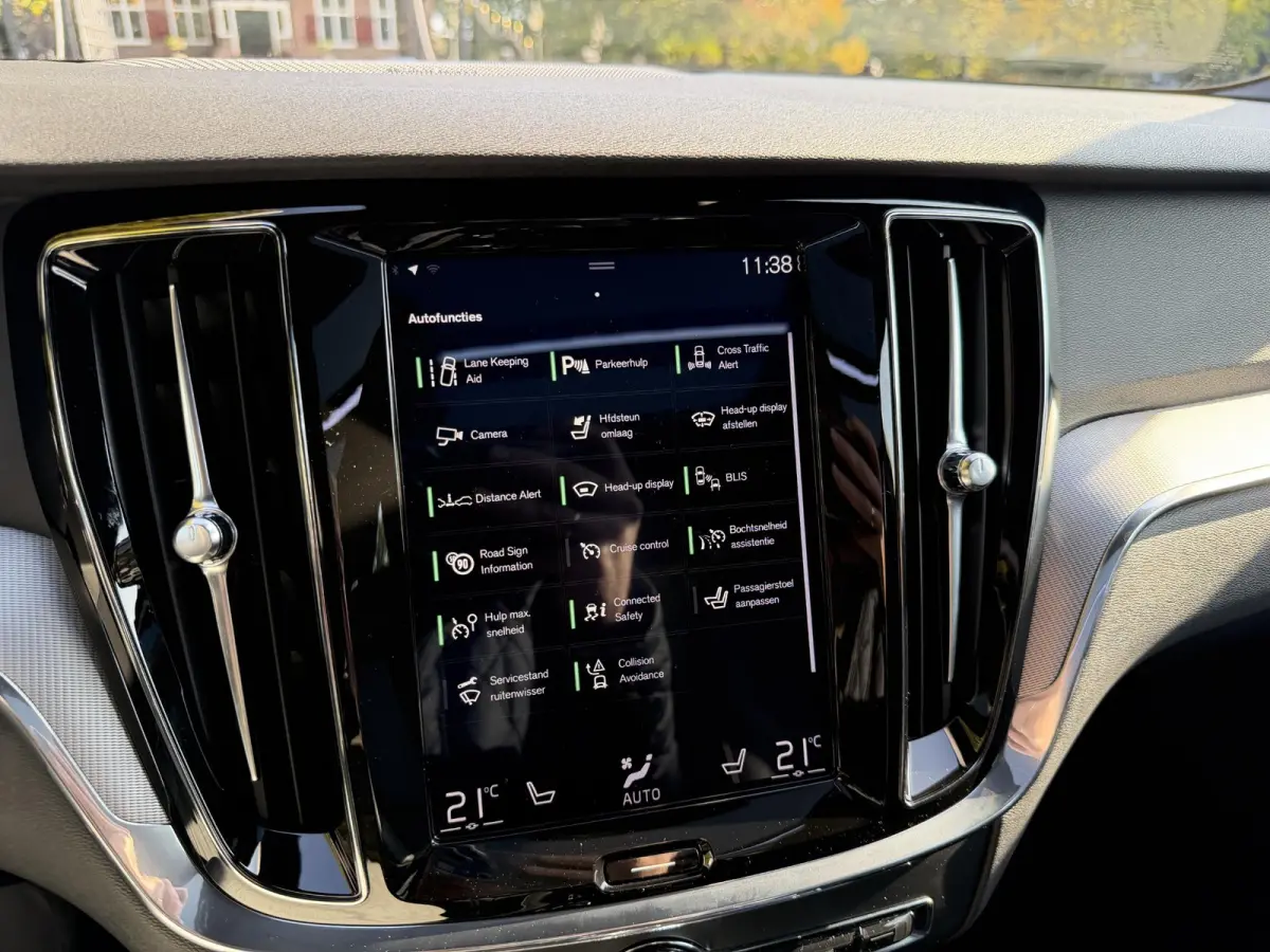 2.0 T8 AWD Twin Engine R-Design | HUD | Pano | Harman & Kardon | Memory | Camera |