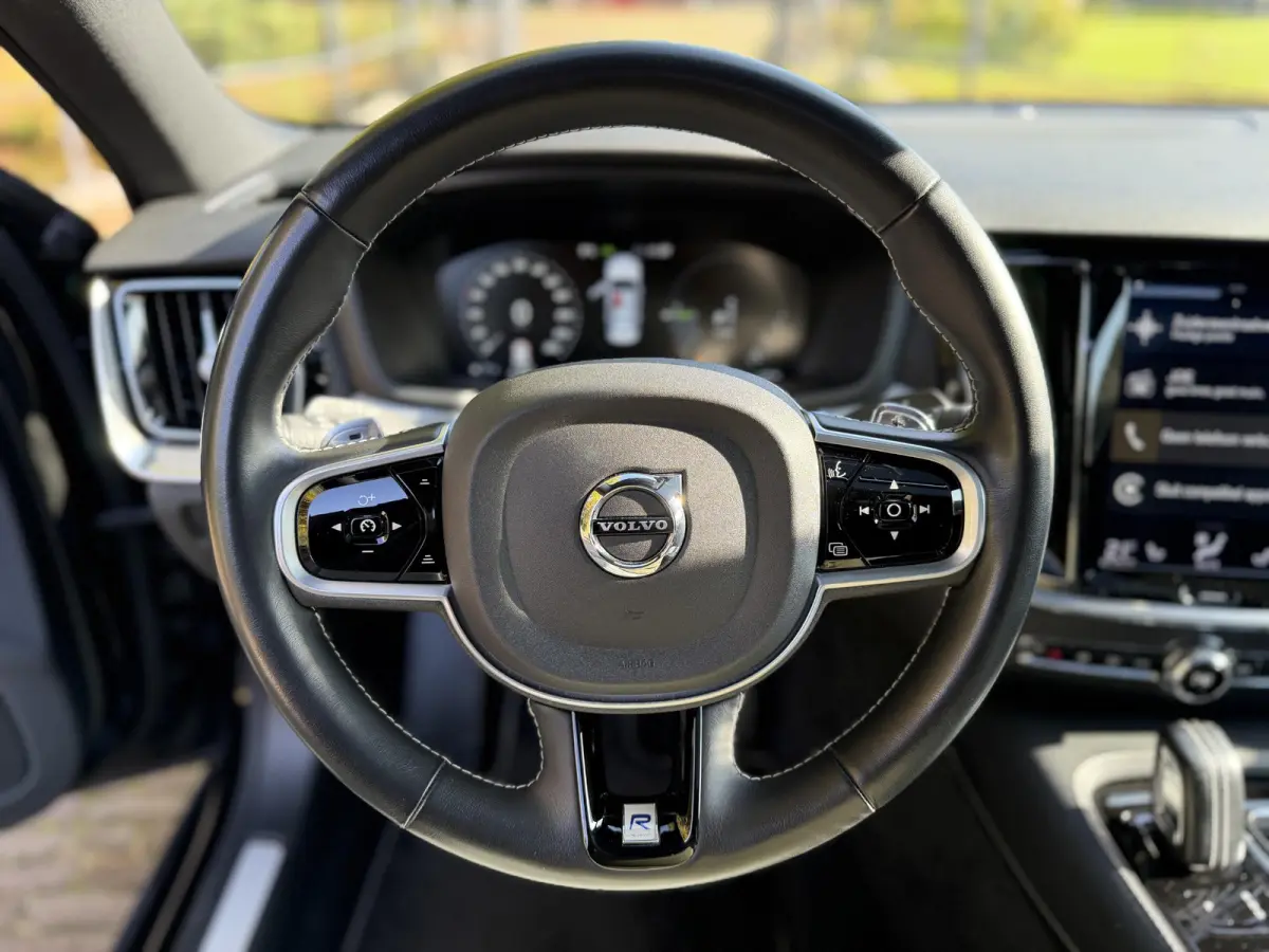 2.0 T8 AWD Twin Engine R-Design | HUD | Pano | Harman & Kardon | Memory | Camera |