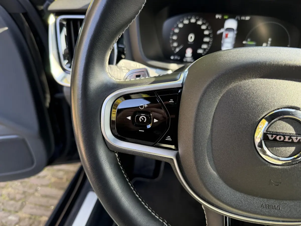 2.0 T8 AWD Twin Engine R-Design | HUD | Pano | Harman & Kardon | Memory | Camera |