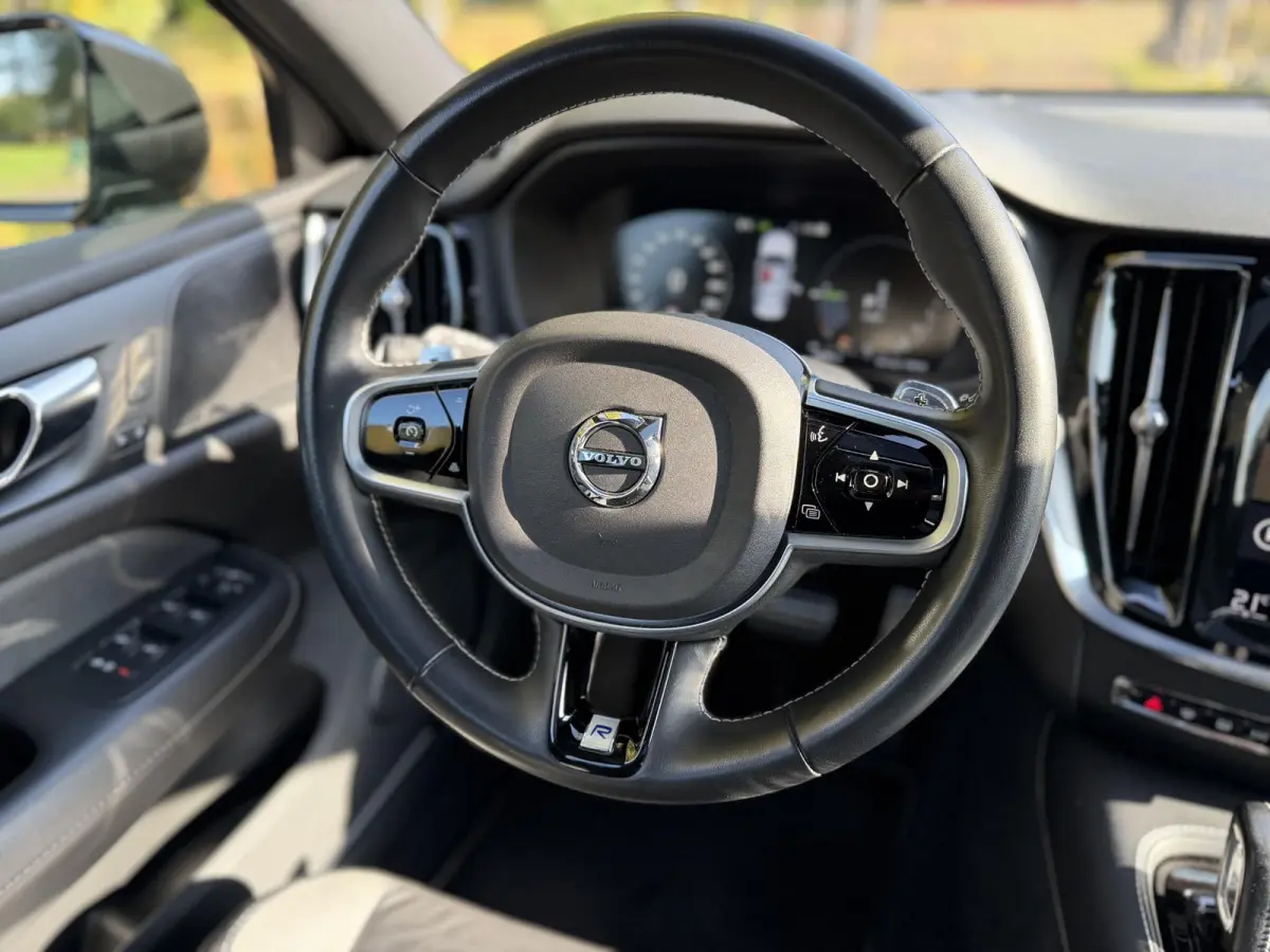 2.0 T8 AWD Twin Engine R-Design | HUD | Pano | Harman & Kardon | Memory | Camera |