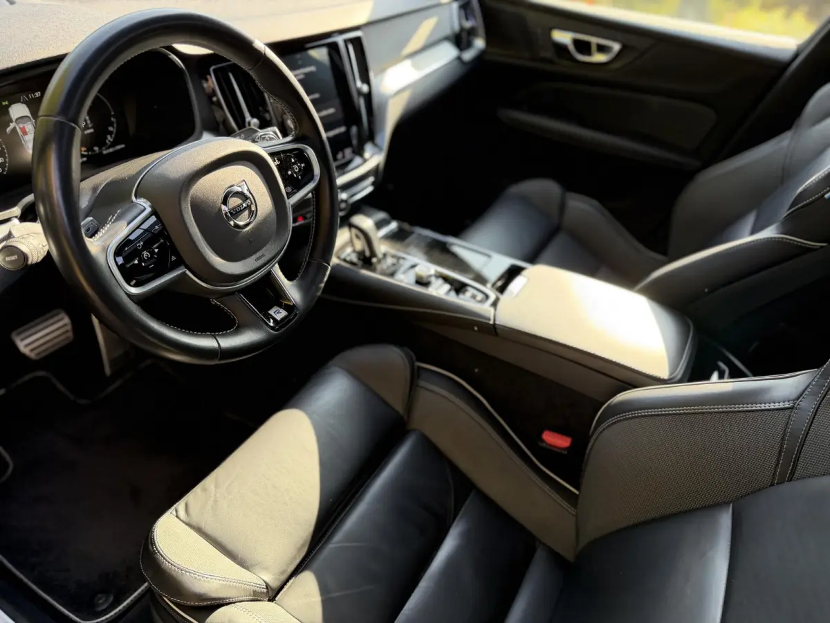 2.0 T8 AWD Twin Engine R-Design | HUD | Pano | Harman & Kardon | Memory | Camera |
