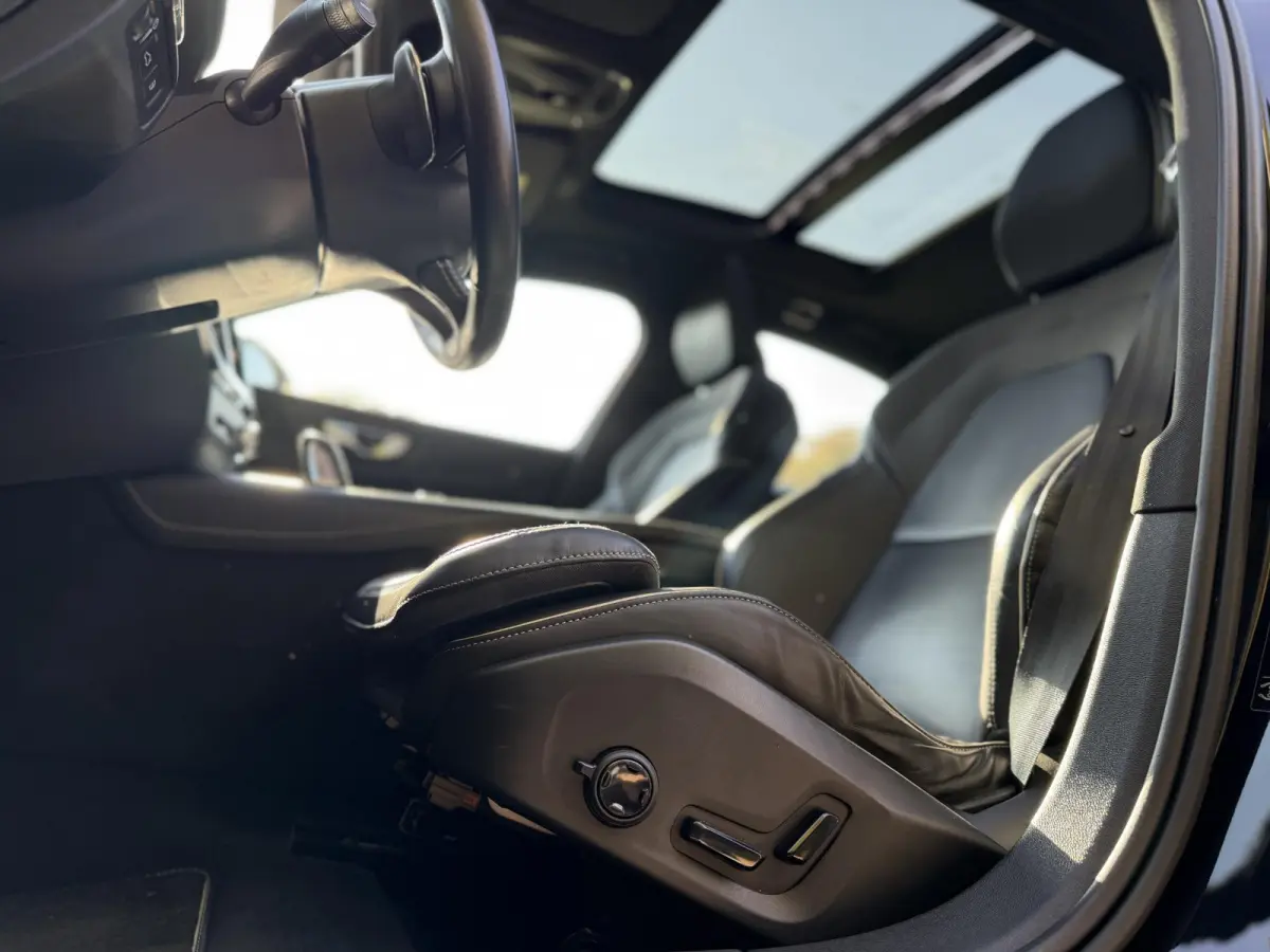 2.0 T8 AWD Twin Engine R-Design | HUD | Pano | Harman & Kardon | Memory | Camera |