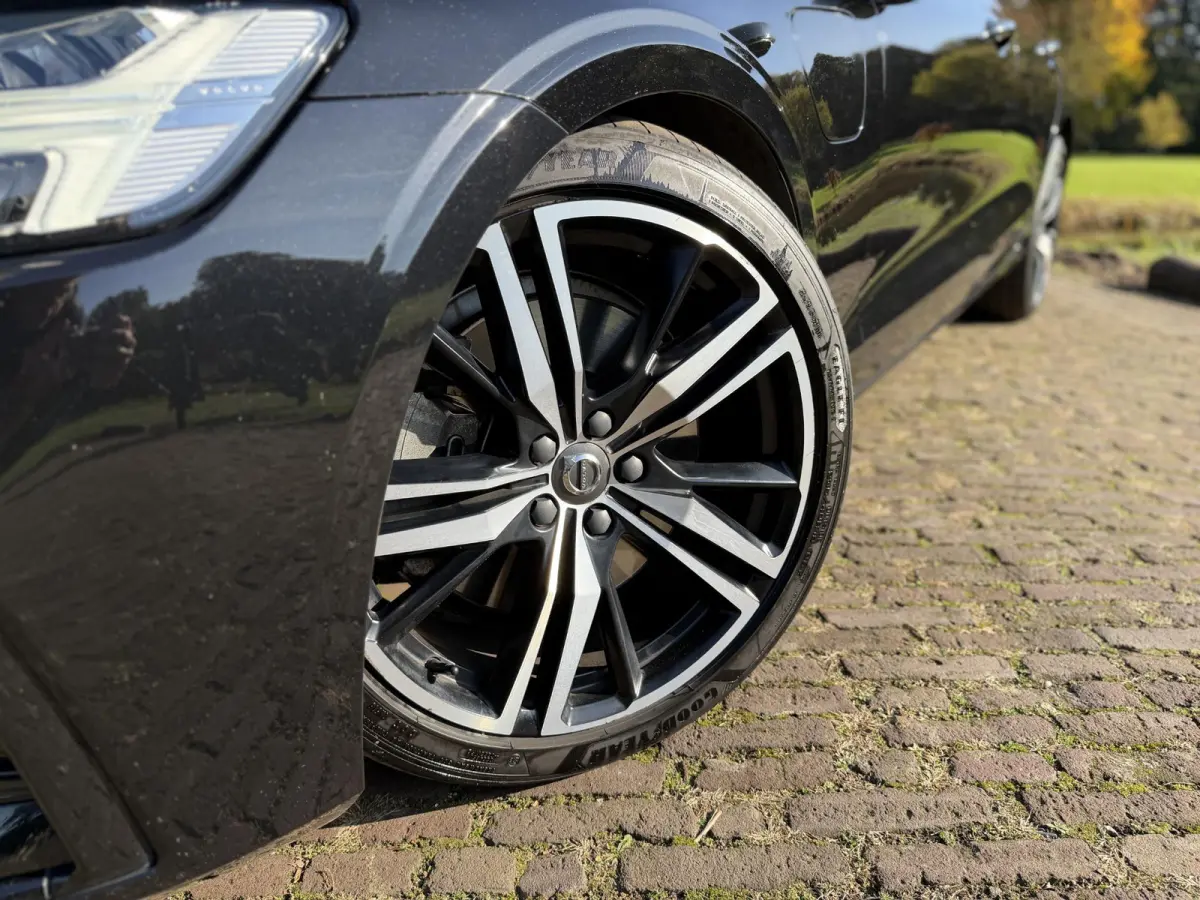 2.0 T8 AWD Twin Engine R-Design | HUD | Pano | Harman & Kardon | Memory | Camera |