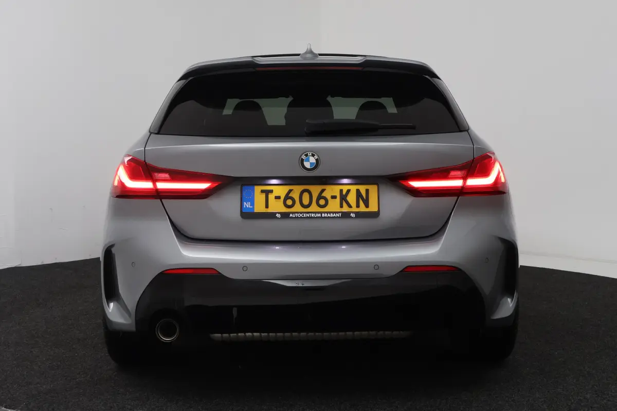 118i Introduction Edition (PANORAMADAK, STOELVERWARMING, CAMERA, H/K AUDIO, HUD-DISPLAY)