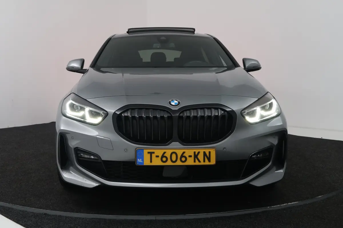 118i Introduction Edition (PANORAMADAK, STOELVERWARMING, CAMERA, H/K AUDIO, HUD-DISPLAY)