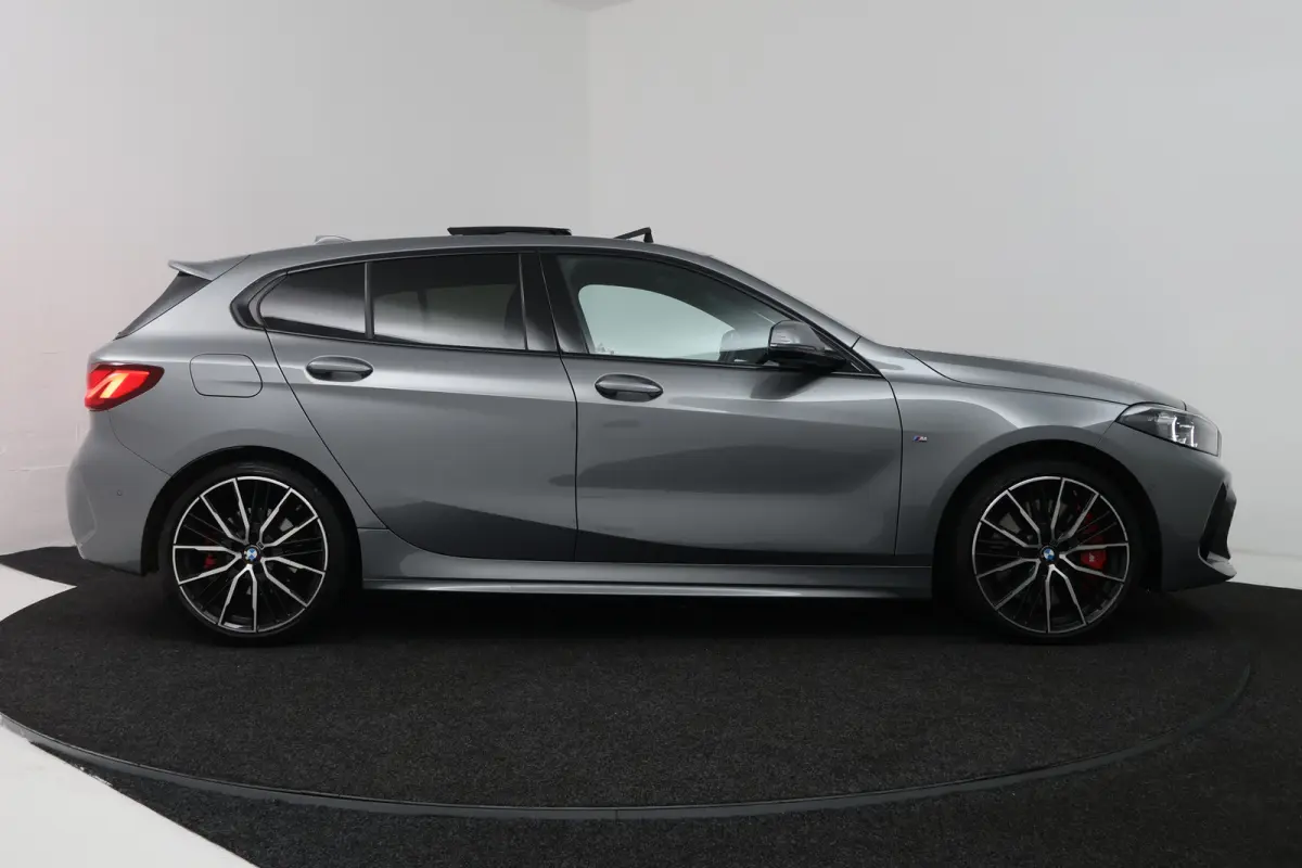 118i Introduction Edition (PANORAMADAK, STOELVERWARMING, CAMERA, H/K AUDIO, HUD-DISPLAY)