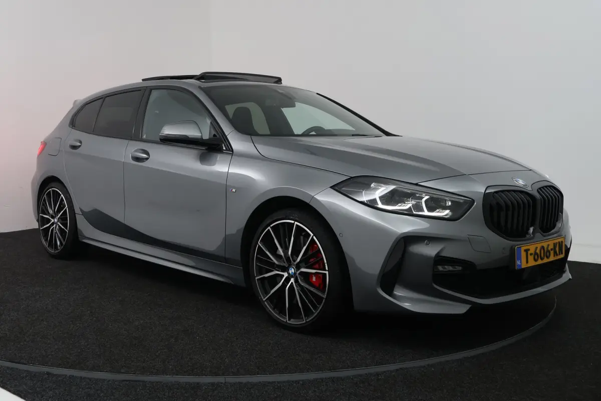 118i Introduction Edition (PANORAMADAK, STOELVERWARMING, CAMERA, H/K AUDIO, HUD-DISPLAY)