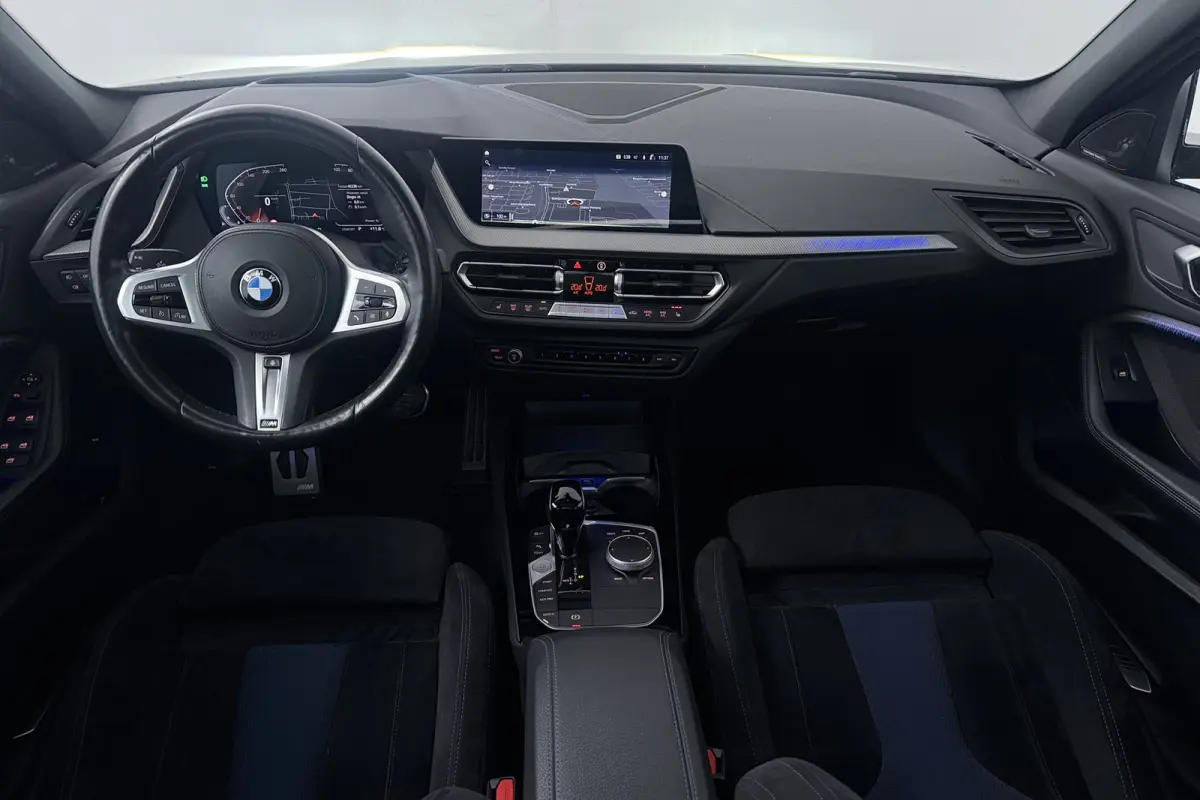 118i Introduction Edition (PANORAMADAK, STOELVERWARMING, CAMERA, H/K AUDIO, HUD-DISPLAY)