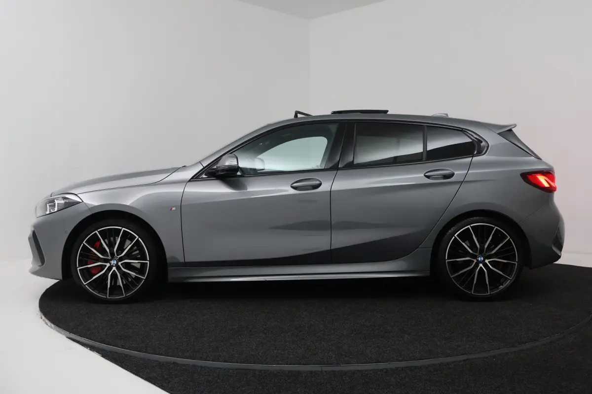 118i Introduction Edition (PANORAMADAK, STOELVERWARMING, CAMERA, H/K AUDIO, HUD-DISPLAY)