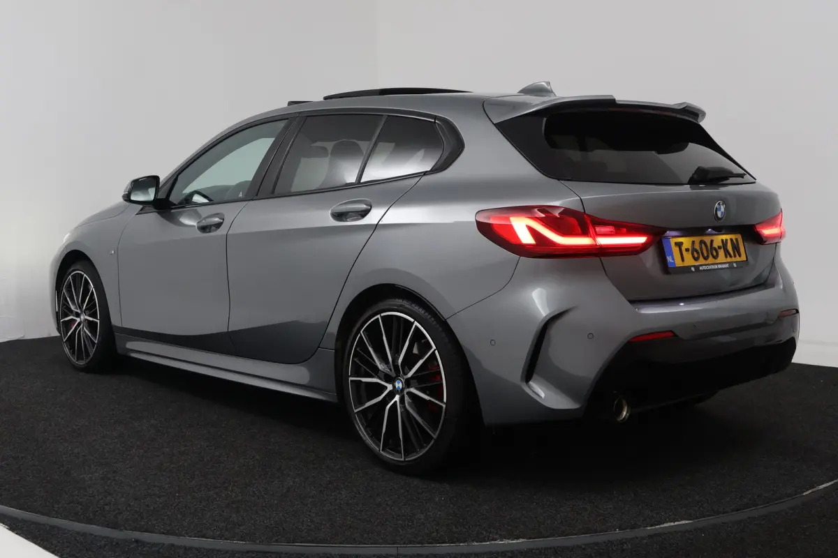118i Introduction Edition (PANORAMADAK, STOELVERWARMING, CAMERA, H/K AUDIO, HUD-DISPLAY)