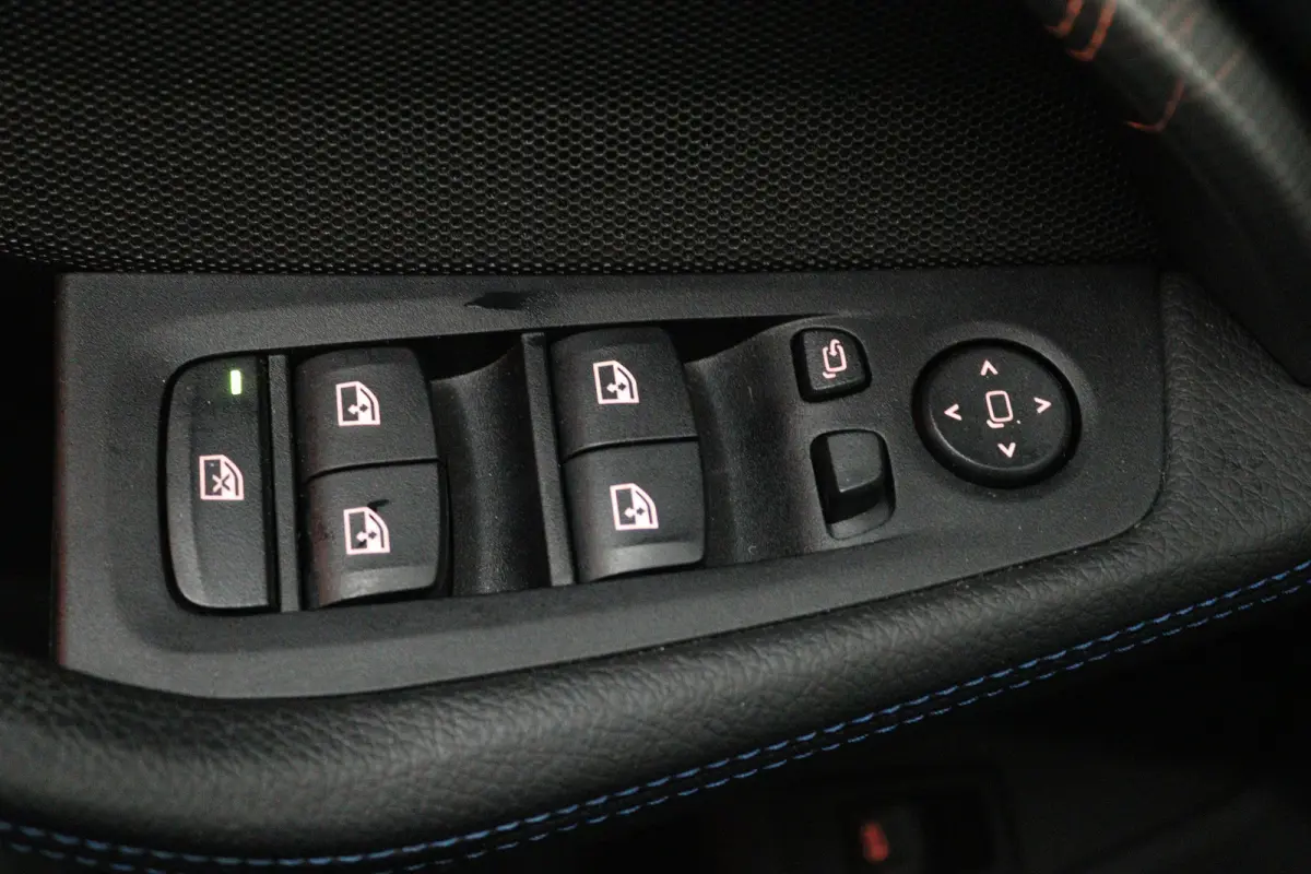 118i Introduction Edition (PANORAMADAK, STOELVERWARMING, CAMERA, H/K AUDIO, HUD-DISPLAY)