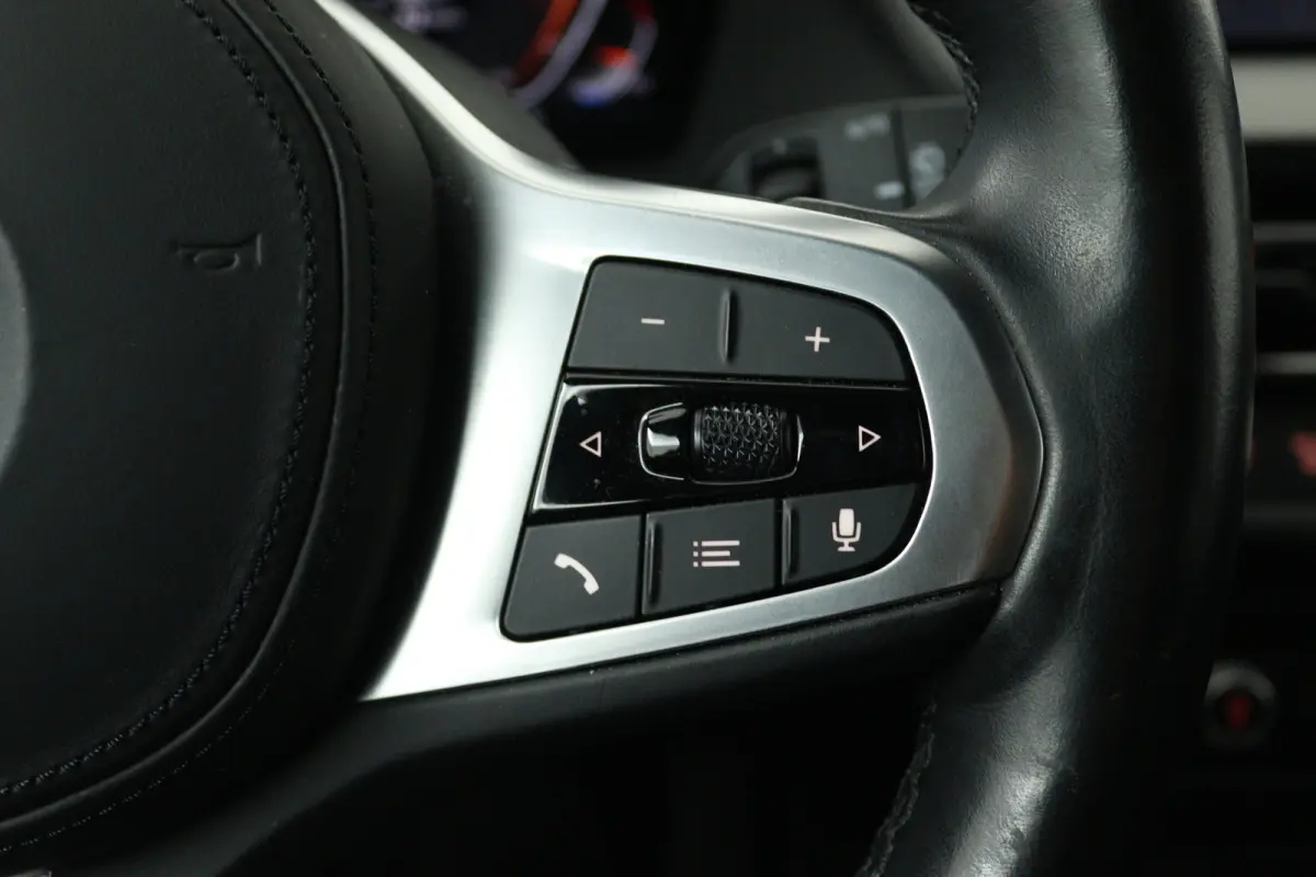 118i Introduction Edition (PANORAMADAK, STOELVERWARMING, CAMERA, H/K AUDIO, HUD-DISPLAY)