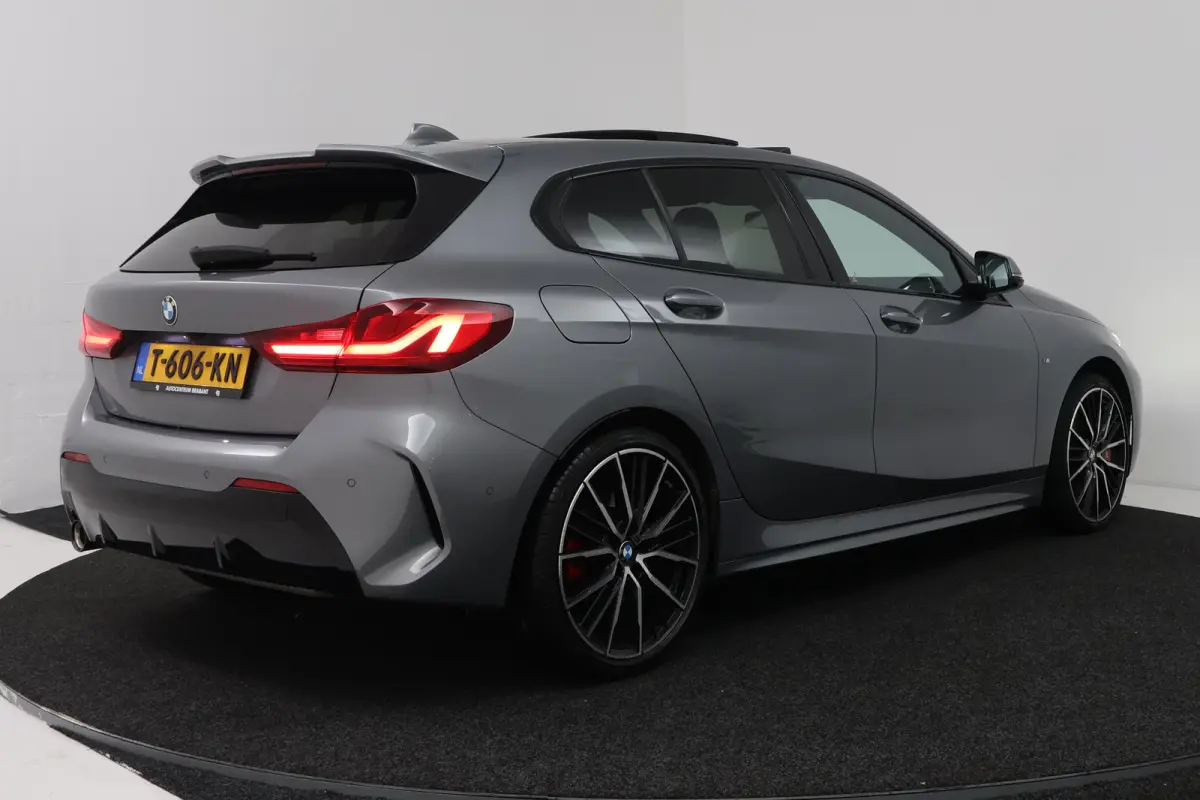 118i Introduction Edition (PANORAMADAK, STOELVERWARMING, CAMERA, H/K AUDIO, HUD-DISPLAY)