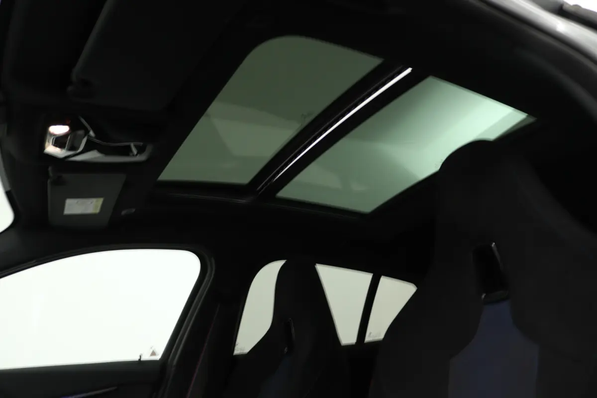 118i Introduction Edition (PANORAMADAK, STOELVERWARMING, CAMERA, H/K AUDIO, HUD-DISPLAY)