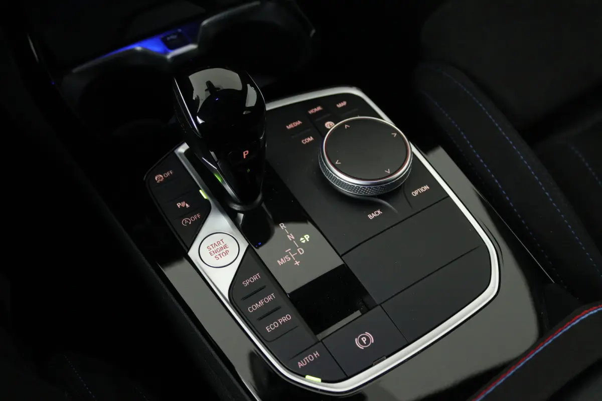 118i Introduction Edition (PANORAMADAK, STOELVERWARMING, CAMERA, H/K AUDIO, HUD-DISPLAY)