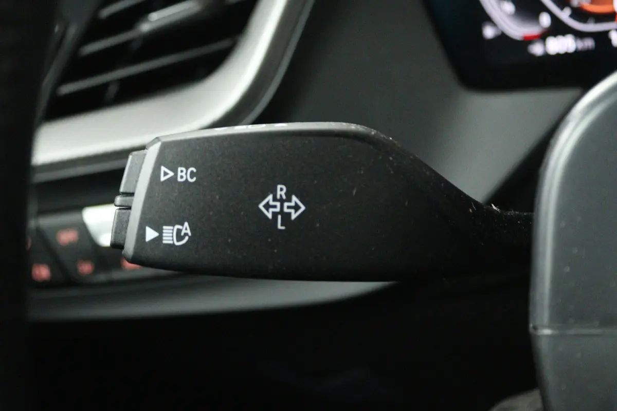 118i Introduction Edition (PANORAMADAK, STOELVERWARMING, CAMERA, H/K AUDIO, HUD-DISPLAY)