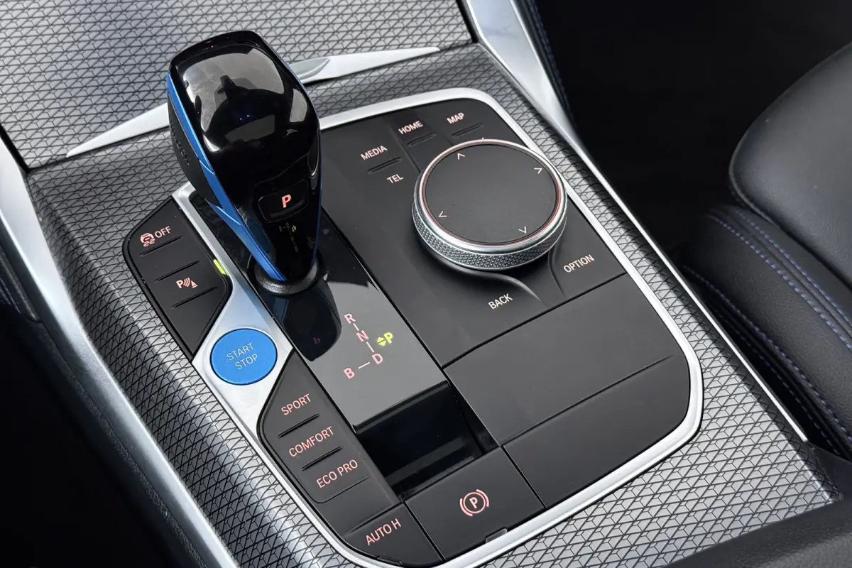 eDrive40 High Executive 84 kWh (PANORAMADAK, STOELVERWARMING, CARPLAY, LED)