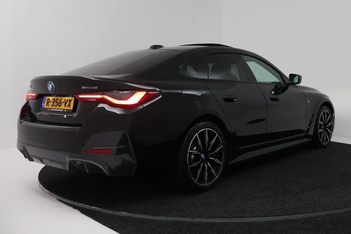 eDrive40 High Executive 84 kWh (PANORAMADAK, STOELVERWARMING, CARPLAY, LED)