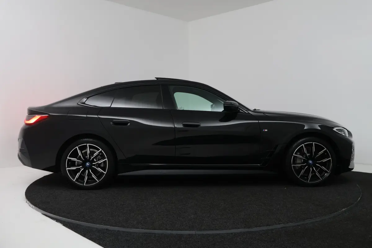 eDrive40 High Executive 84 kWh (PANORAMADAK, STOELVERWARMING, CARPLAY, LED)