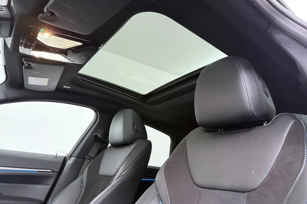 eDrive40 High Executive 84 kWh (PANORAMADAK, STOELVERWARMING, CARPLAY, LED)