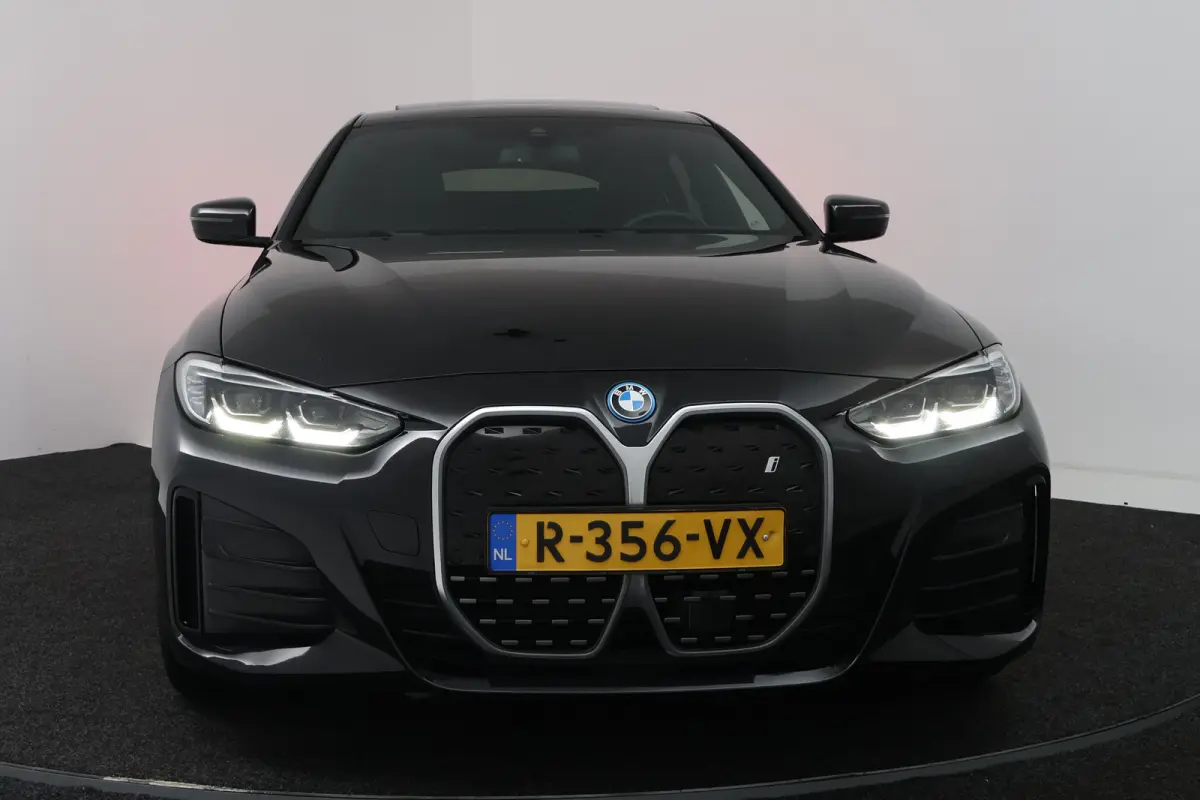 eDrive40 High Executive 84 kWh (PANORAMADAK, STOELVERWARMING, CARPLAY, LED)